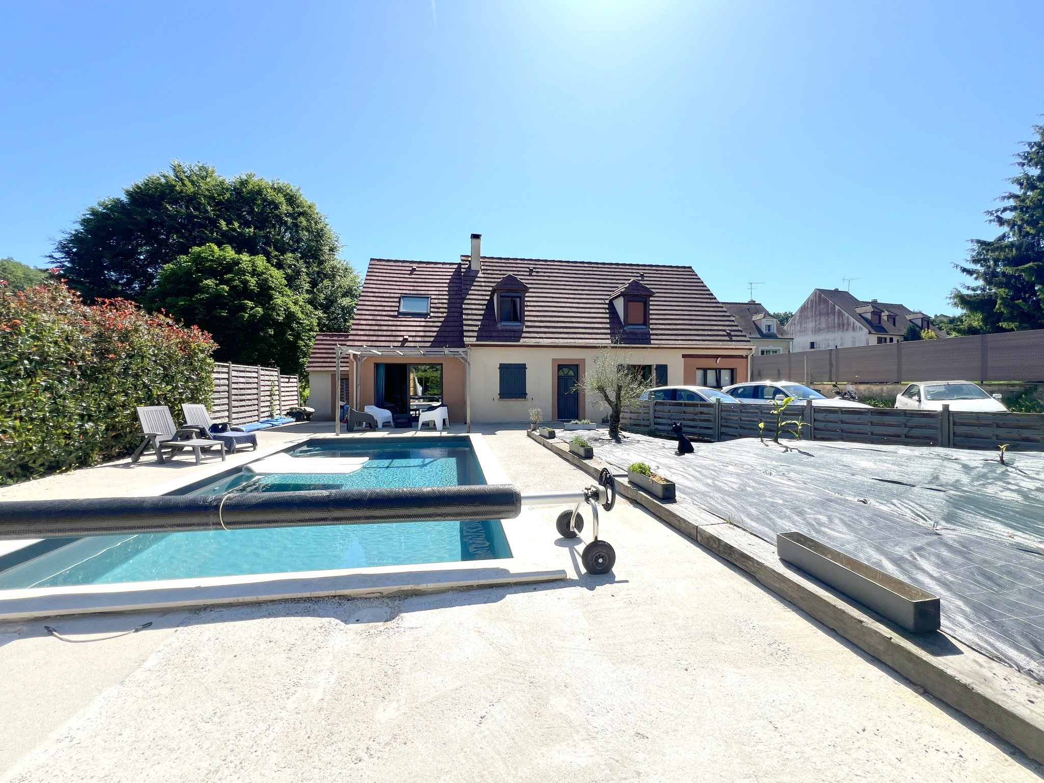 HOUDAN 20 MIN - ABONDANT Maison familiale avec piscine chauf